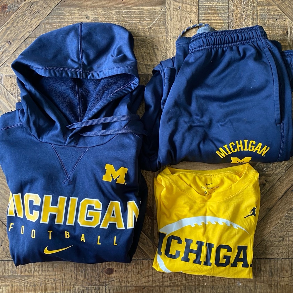 NIKE Michigan State Thermal Hoodie Set